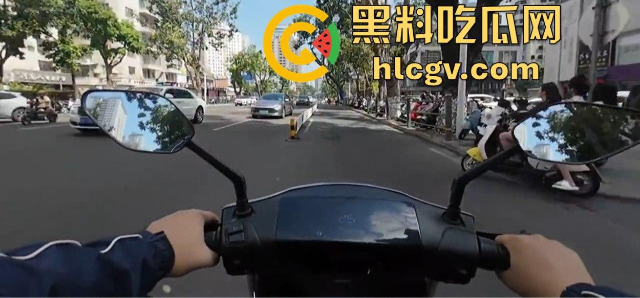 小哥新买电动车上路被3人行喝嗨了的撞飞，妹子砸在围栏上懵了，身材比脸吸睛！-16