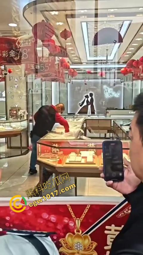 史上最强劫匪：上海金店惨遭口罩男子持锤密集猛砸，围观群众惊呼声交织，持锤狂徒现场被擒！-4