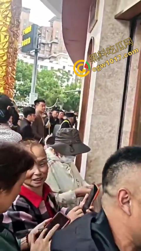 史上最强劫匪：上海金店惨遭口罩男子持锤密集猛砸，围观群众惊呼声交织，持锤狂徒现场被擒！-5