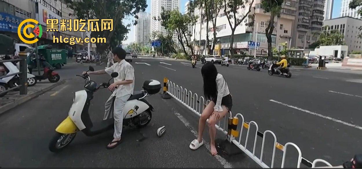 小哥新买电动车上路被3人行喝嗨了的撞飞，妹子砸在围栏上懵了，身材比脸吸睛！-19