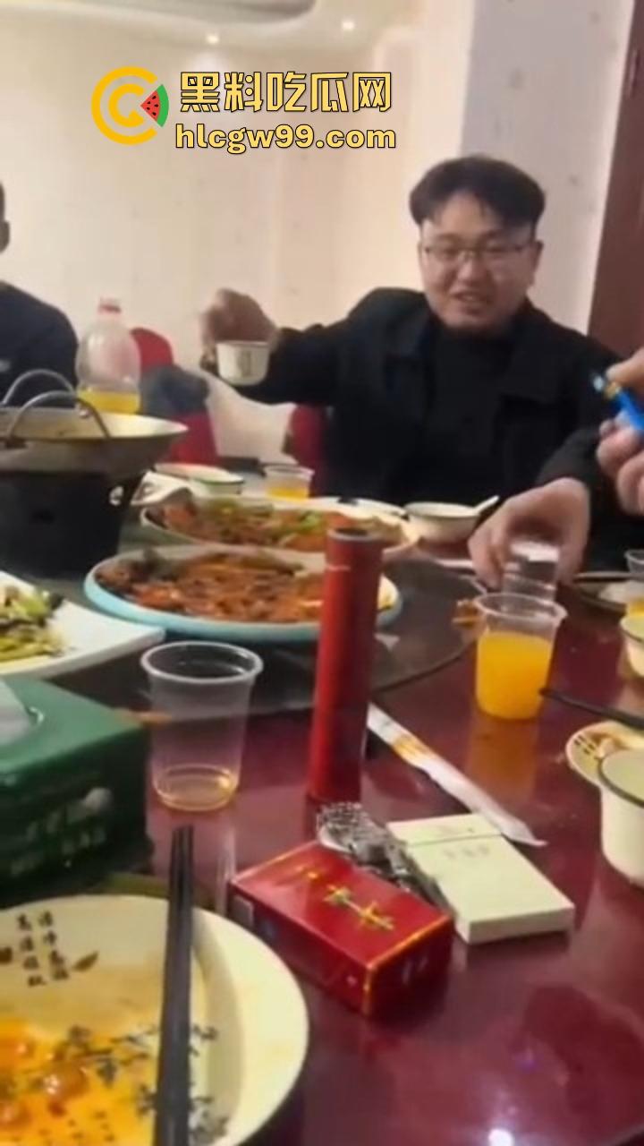 不是一家人，不进一家门！老公饭桌上点二踢脚炸饭桌，老婆家里放鞭炮炸逼治宫寒，夫妻俩比谁更硬核！-2