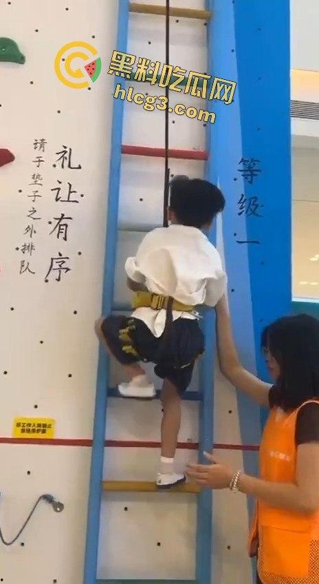 肇庆四会市攀岩小孩掉下来的惊悚瞬间，家长们心碎不已！-1