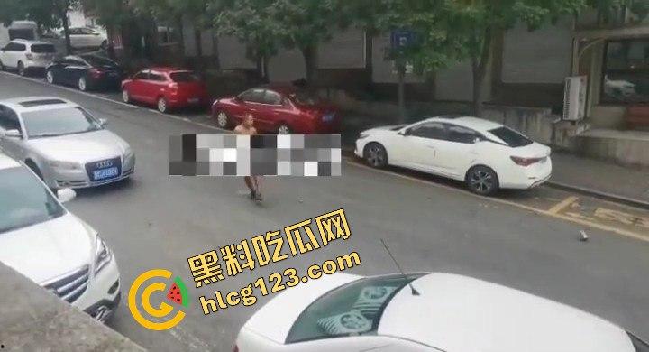 山西阳泉疯狂男子保晋路发疯砸车，连警车也不放过！-3