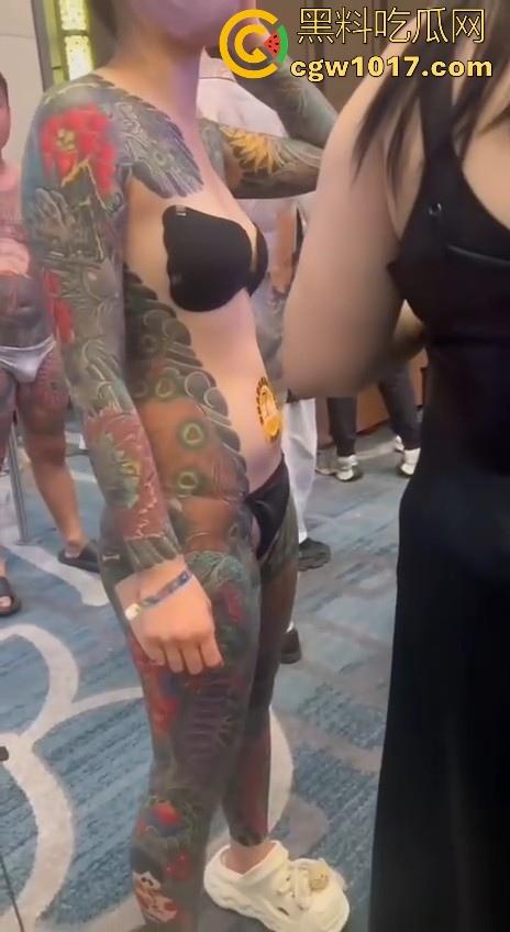 好女孩全覆盖 ？全身纹满阴唇边也是，人体活招牌，看着就有感觉的符文战士，她真的想给我们看全部！-8