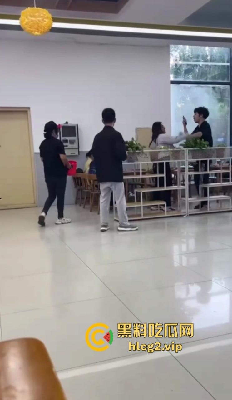 江苏师范大学小仙女食堂拿纸占位置被男生连环拳暴打 结果小仙女竟被保研！-7