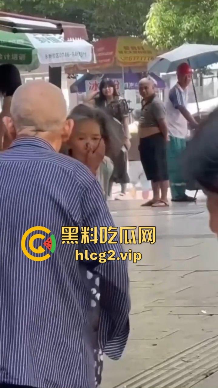 福建疯女人当街发疯！穿着内衣拿锅铲狂砸摊位，路过阿姨无辜挨锤头破血流！-5