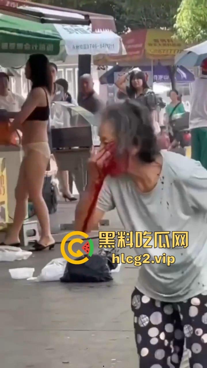 福建疯女人当街发疯！穿着内衣拿锅铲狂砸摊位，路过阿姨无辜挨锤头破血流！-6