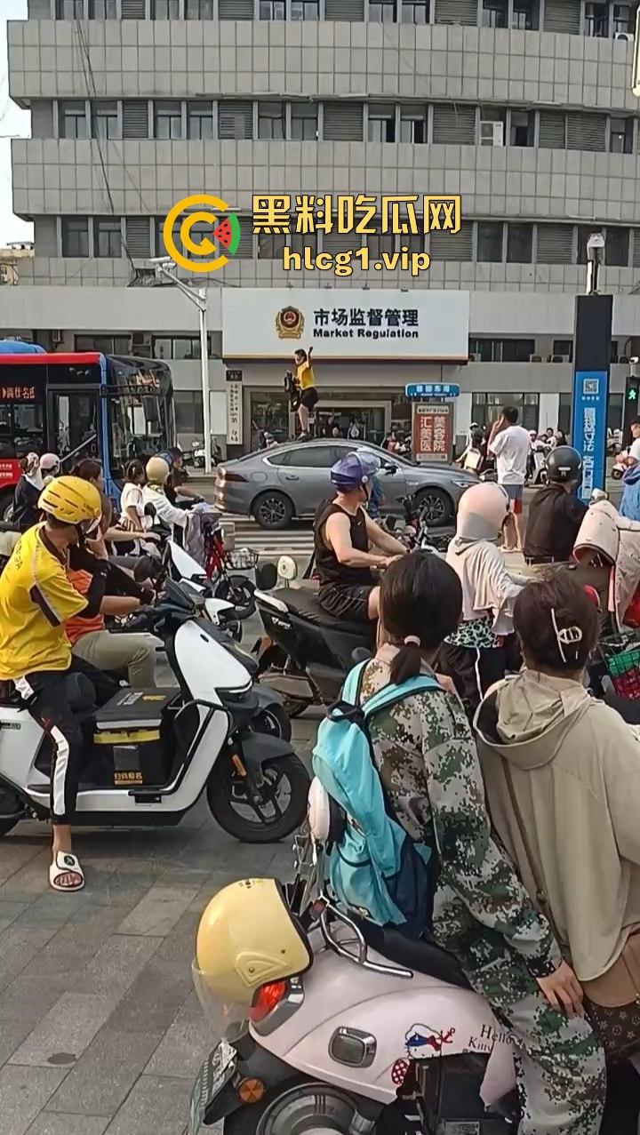 女子跳上等红灯的车顶狂舞，是模仿青岛大姐还是搏出位求流量？-2