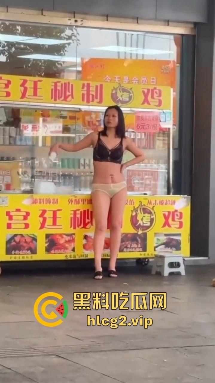 福建疯女人当街发疯！穿着内衣拿锅铲狂砸摊位，路过阿姨无辜挨锤头破血流！-11