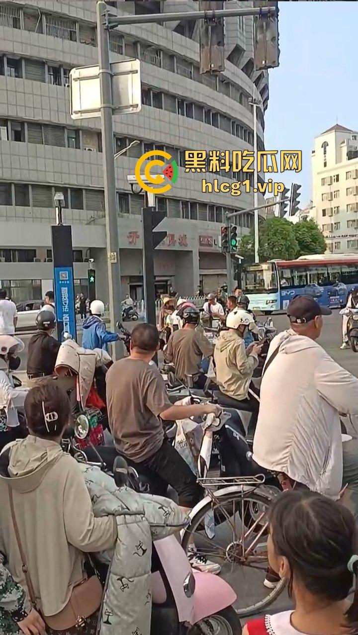 女子跳上等红灯的车顶狂舞，是模仿青岛大姐还是搏出位求流量？-6