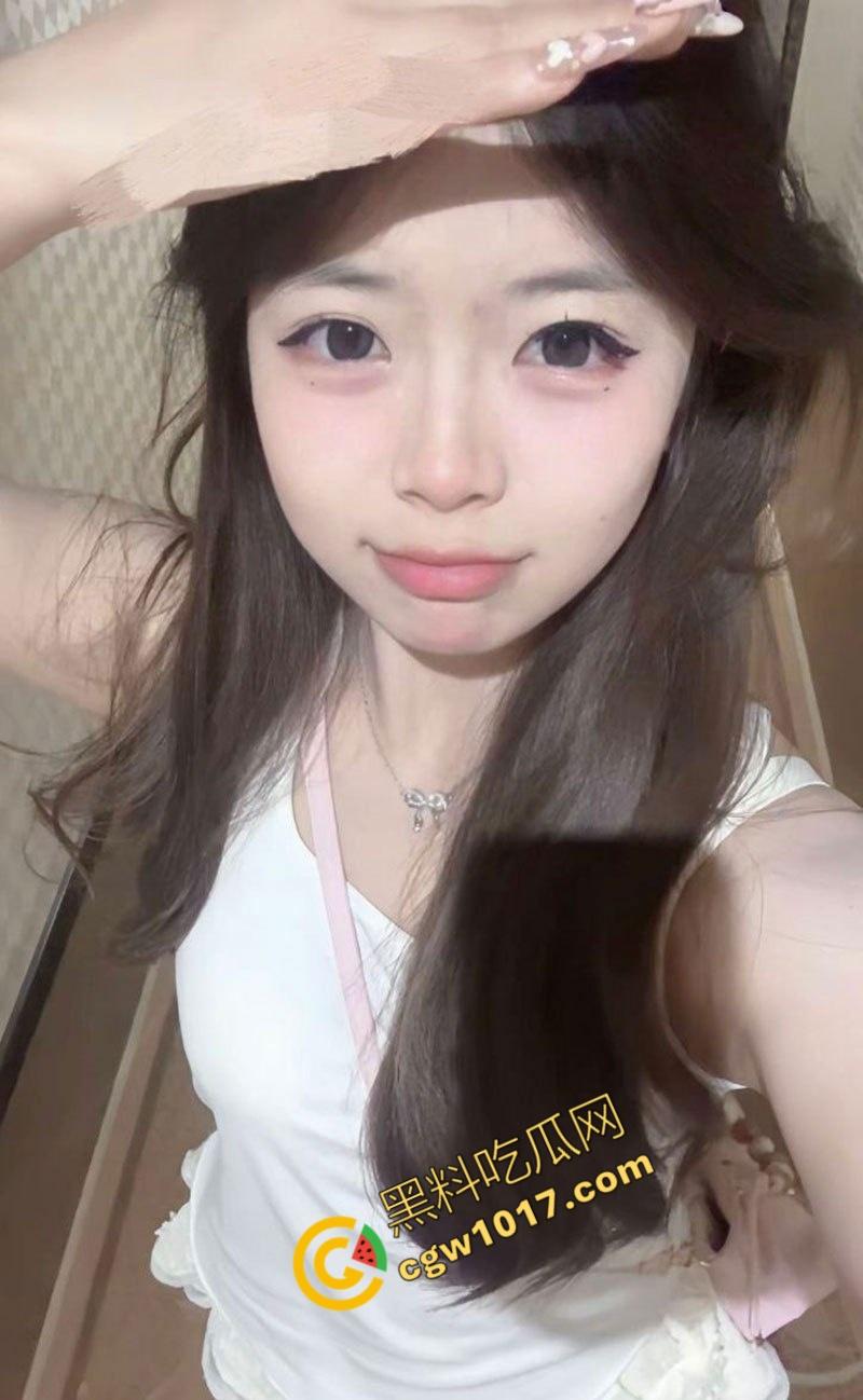 浙大清纯学妹【李溪楠】被爆性爱视频：粉裙白袜，被前男友猛操嫩穴，脸带满足笑，真正骚货贱玩！-1