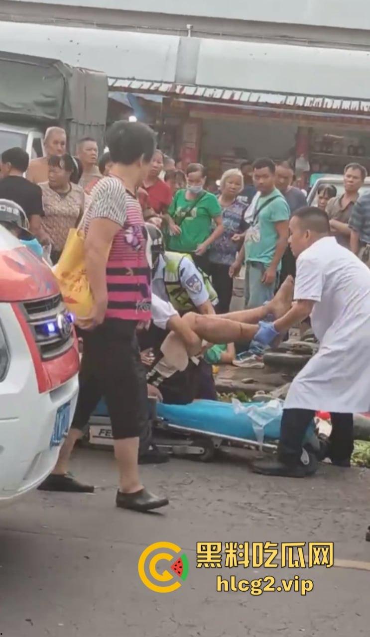 广东中山港口镇 送菜小货车操作失误致地摊事故 现场一片狼藉！-9