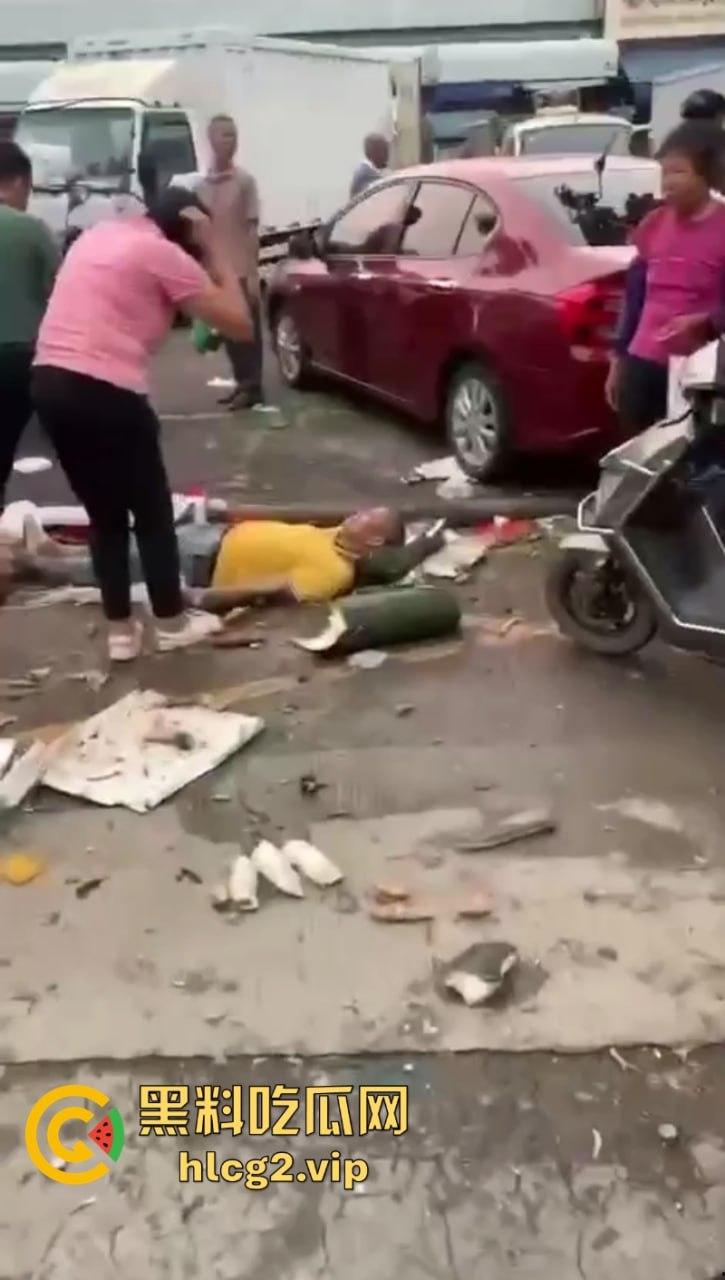 广东中山港口镇 送菜小货车操作失误致地摊事故 现场一片狼藉！-10