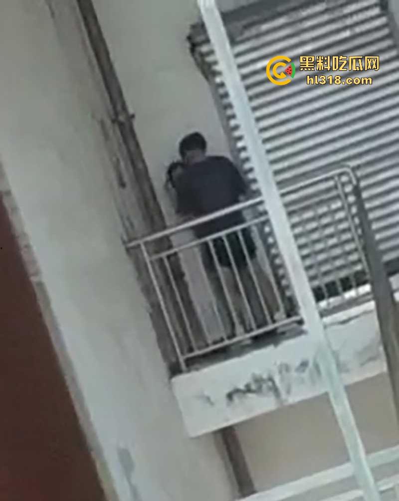 四川仁寿第二职高，小情侣楼梯间激情性爱，少女墙角舔屌被偷拍，在校园上演活春宫，刺激无比！-4