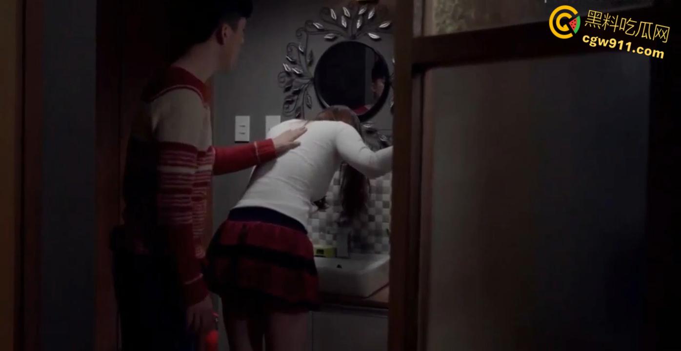 韩国三级片《交易校园情侣》，昔日炮友久别重逢，骚婊子挑拨离间，两对情侣换妻做爱，四个人的生活多好 ！-2