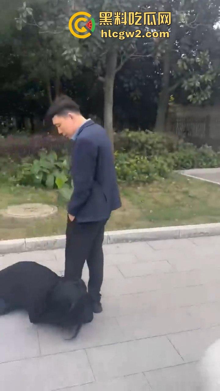 江苏女子匍匐跪地讨18万工钱！抱住腿痛哭求怜悯，欠薪公司无动于衷近20天仍赖账！-5