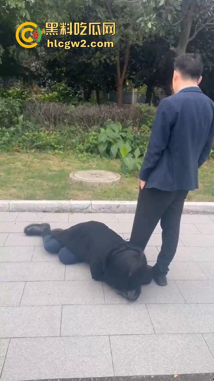 江苏女子匍匐跪地讨18万工钱！抱住腿痛哭求怜悯，欠薪公司无动于衷近20天仍赖账！-11