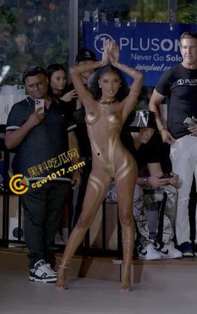 2025迈阿密泳装周【Farnello】胶带秀零布料全裸勾魂，金发超模乳臀春光乍泄，私处若隐若现，欲望炸裂T台！-6