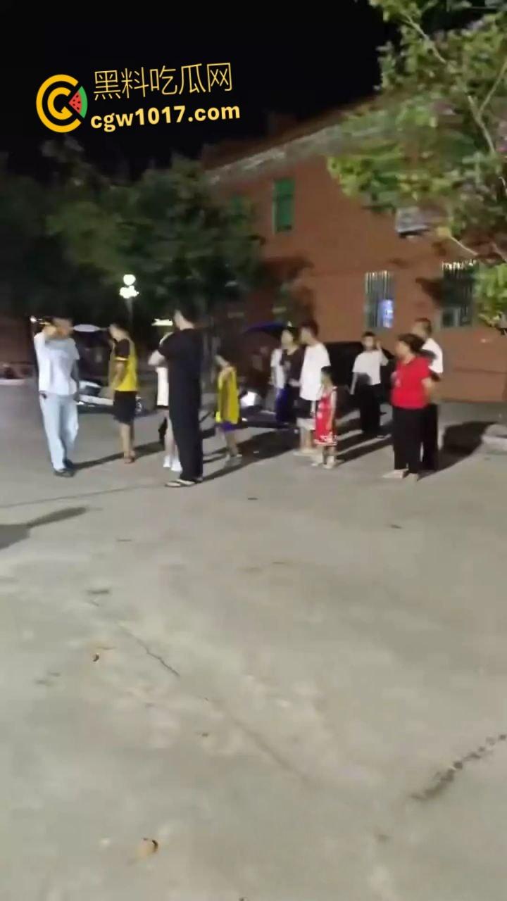 广东省汕头华里西村 ，14岁女孩被4名男生殴打致死，女孩母亲在尸体旁磕头寻求帮忙！-8