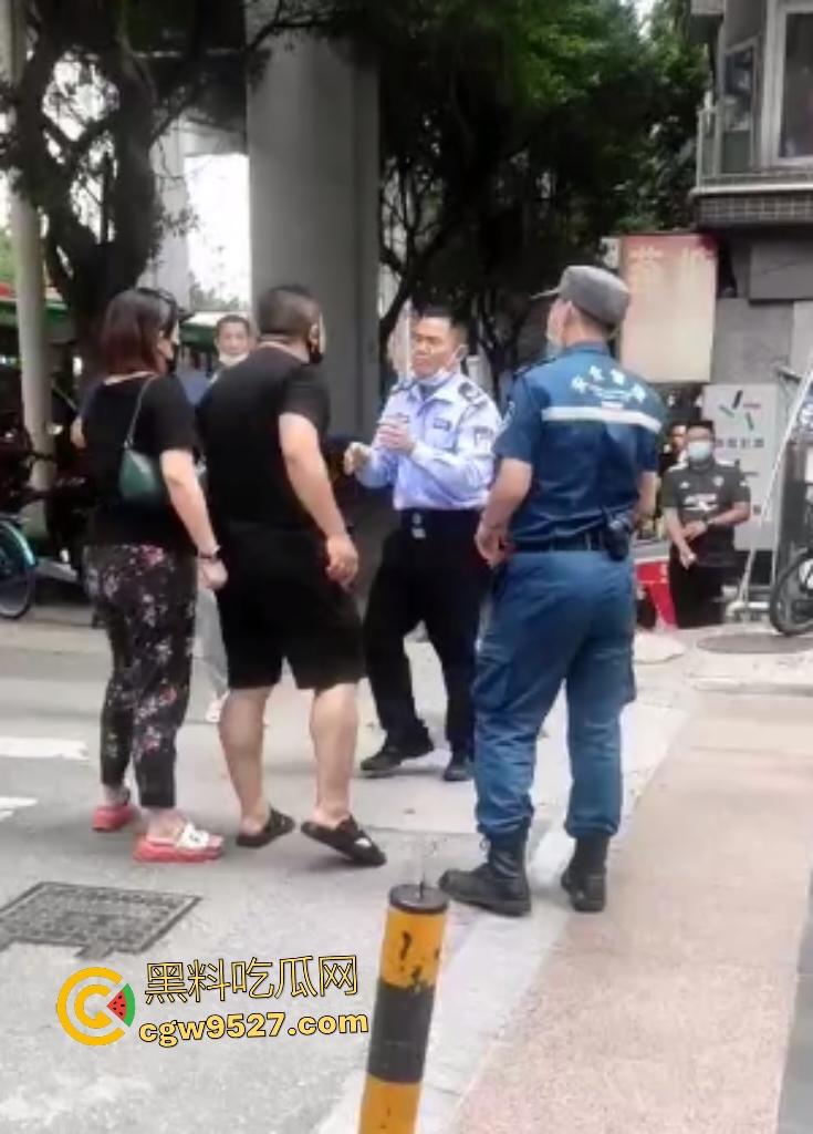 广州猛男怒打交警！因不满罚单当街狂扇头，警帽直接飞天，老婆在一旁看戏，看来这是想老公进去？-5