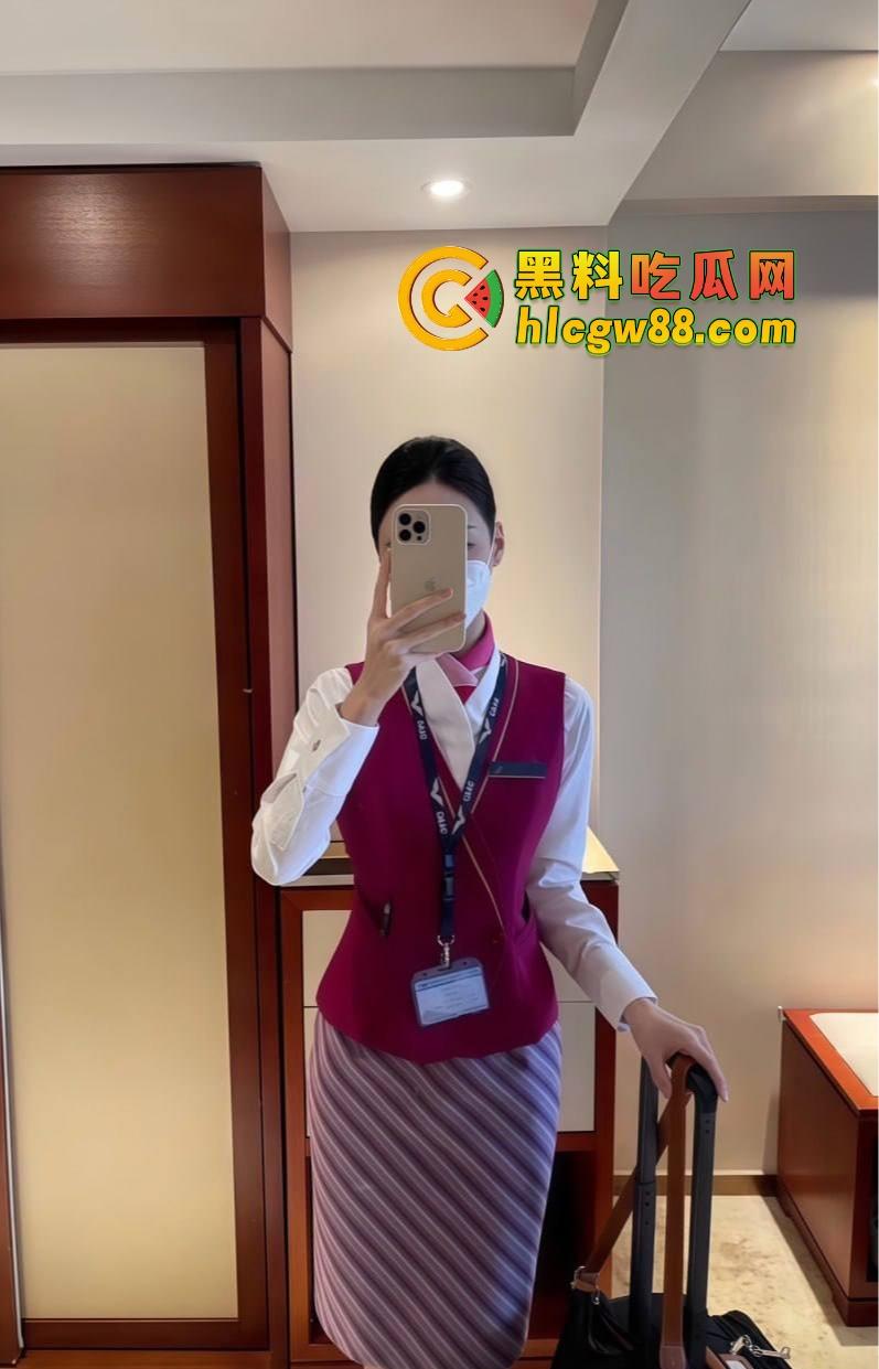 南航空姐『李梅』被大佬调教成空中性奴，飞行前真空服务顾客，航程中厕所抠逼自慰，下机还要穿制服接着干！-3