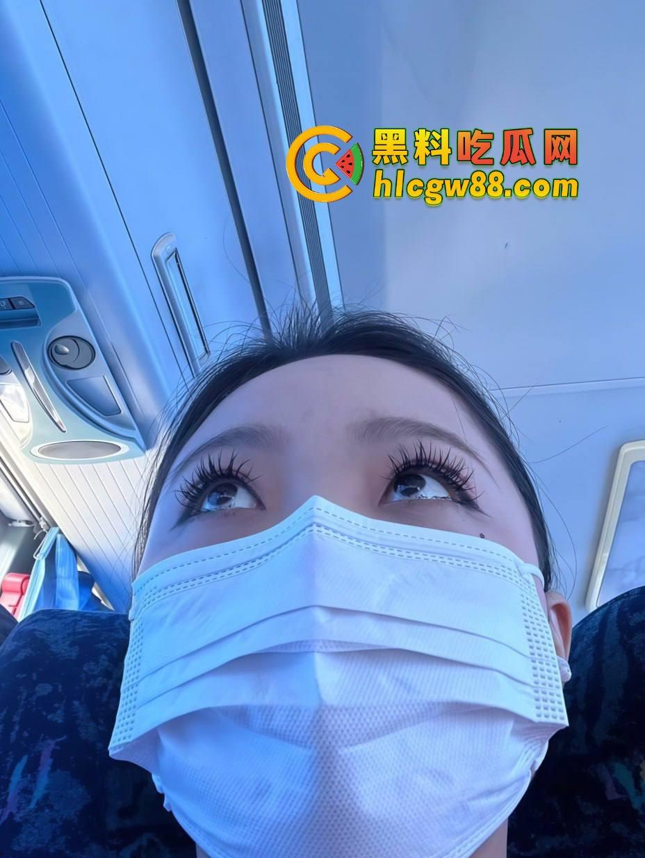 南航空姐『李梅』被大佬调教成空中性奴，飞行前真空服务顾客，航程中厕所抠逼自慰，下机还要穿制服接着干！-5
