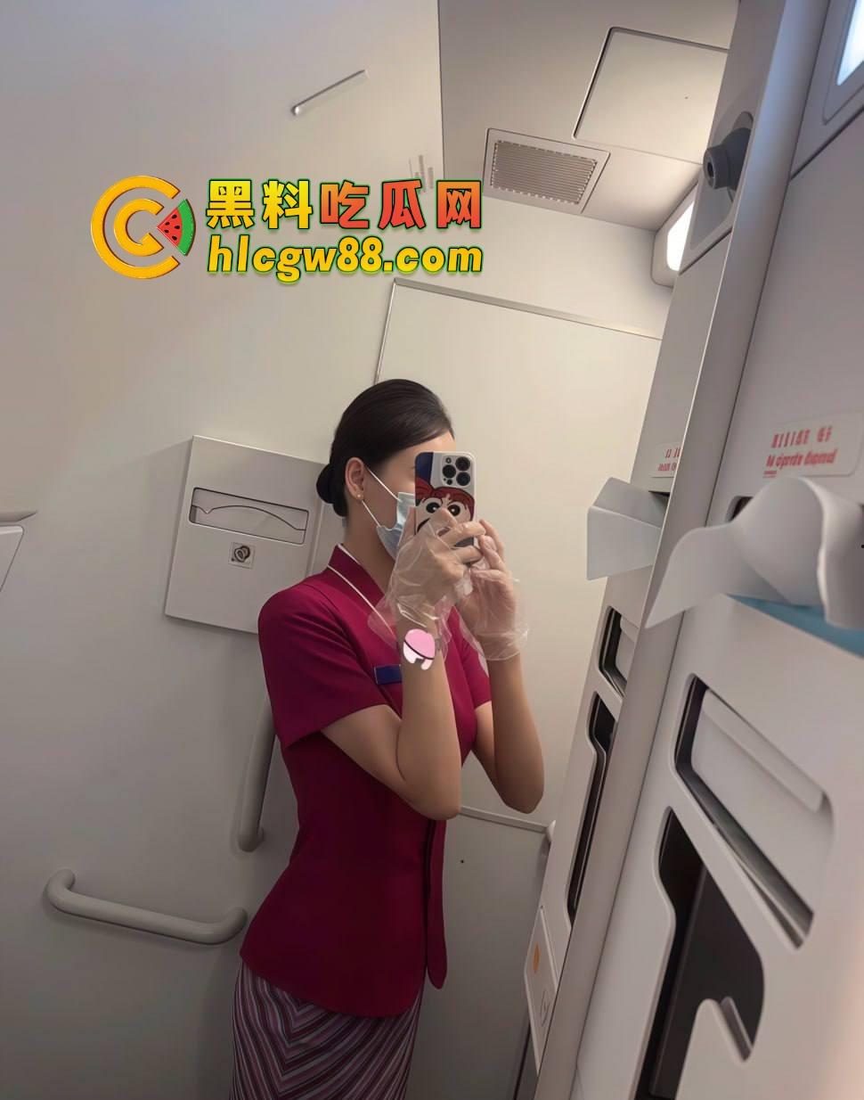 南航空姐『李梅』被大佬调教成空中性奴，飞行前真空服务顾客，航程中厕所抠逼自慰，下机还要穿制服接着干！-8