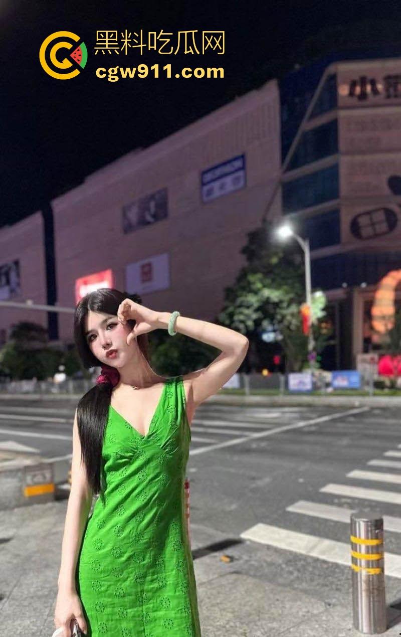 成都工商大学【李奕然】分手一月速变骚婊，soul约炮口交舔蛋视频曝光，女仆翘臀求操，炮友内射狂干！-1