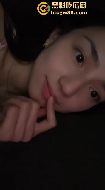 挪威留学生炫耀洋马女友【julsbarba】白虎浪穴骑乘狂摇，异域风情玩得飞起，国内女拳看傻了！-5