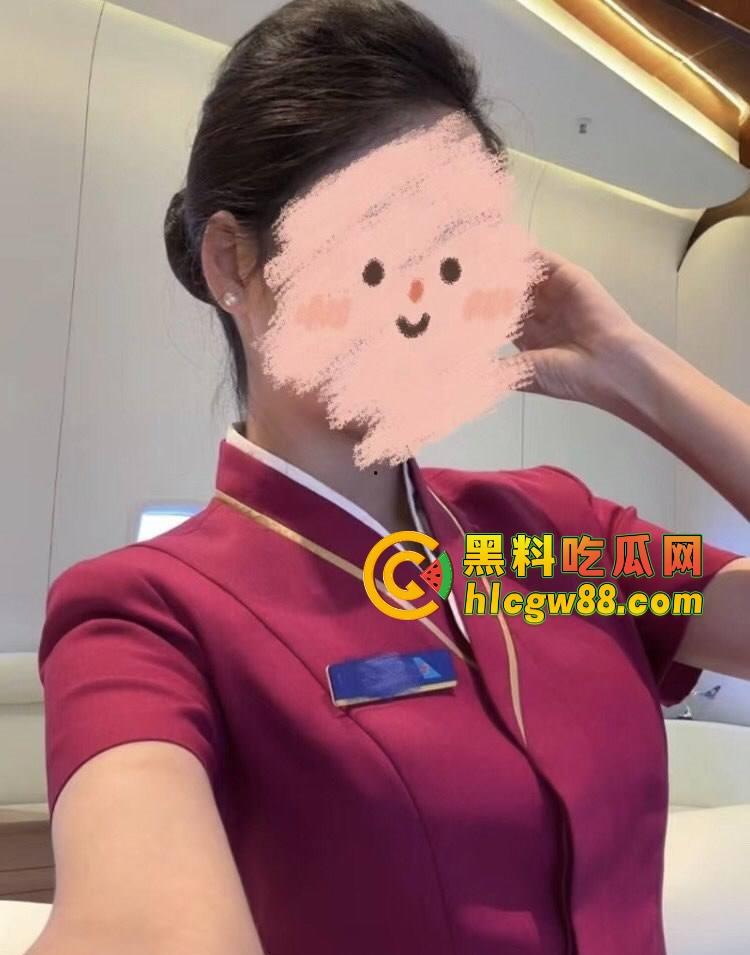 南航空姐『李梅』被大佬调教成空中性奴，飞行前真空服务顾客，航程中厕所抠逼自慰，下机还要穿制服接着干！-11