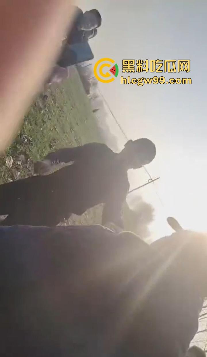 江苏五十多岁硬汉提着菜刀杀猪刀街头干架 现实版老炮儿 人狠话不多 上去就开砍！-8