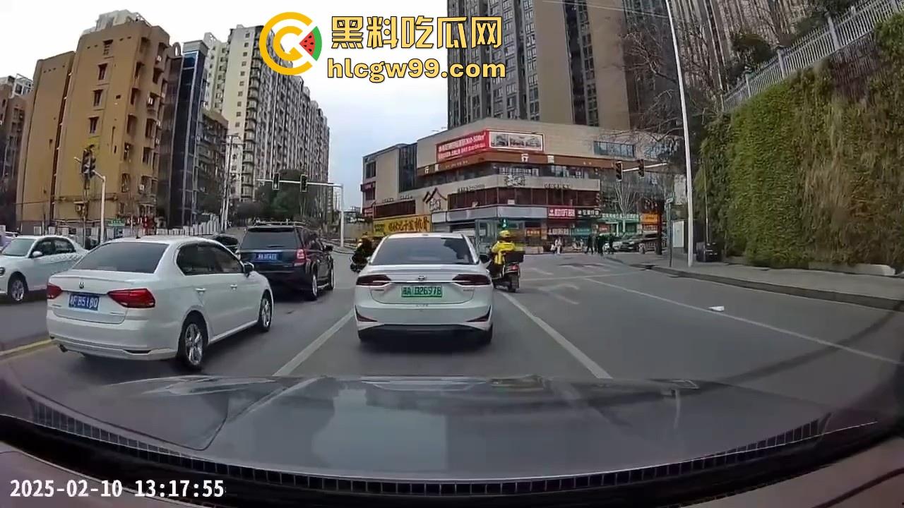 湖南长沙桂花公园地铁站一辆汽车突然闯红灯冲撞行人，人直接躺在地上不动了 头破血流，不会又是报复社会吧！-2