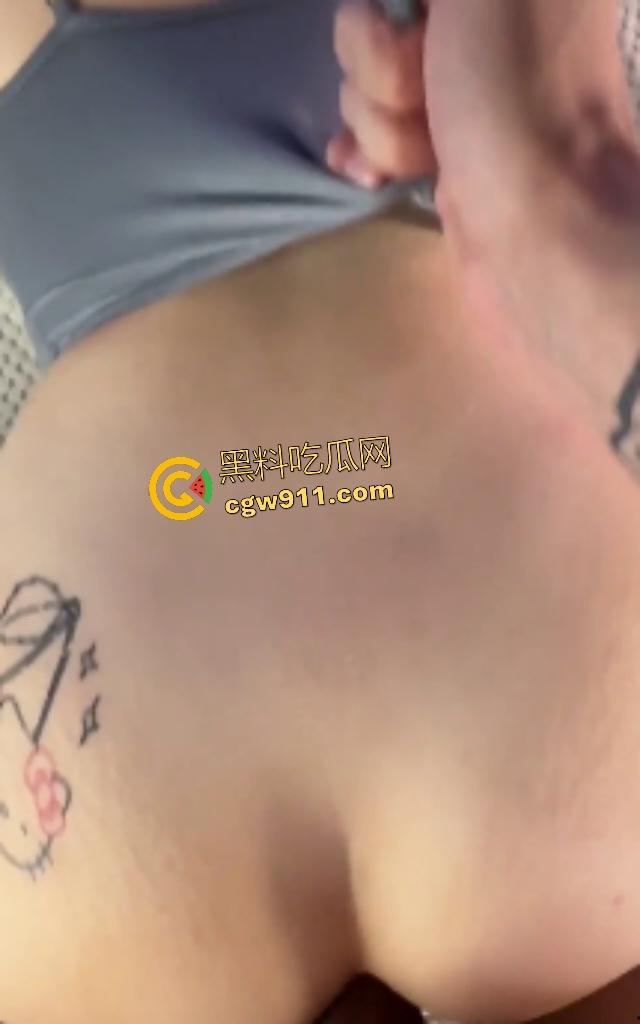 欧美人妖主播【Salimur】被大屌肛爆，小鸡巴浪货翘臀求操成黑洞，这骚货肛门肯定兜不住屎！-2