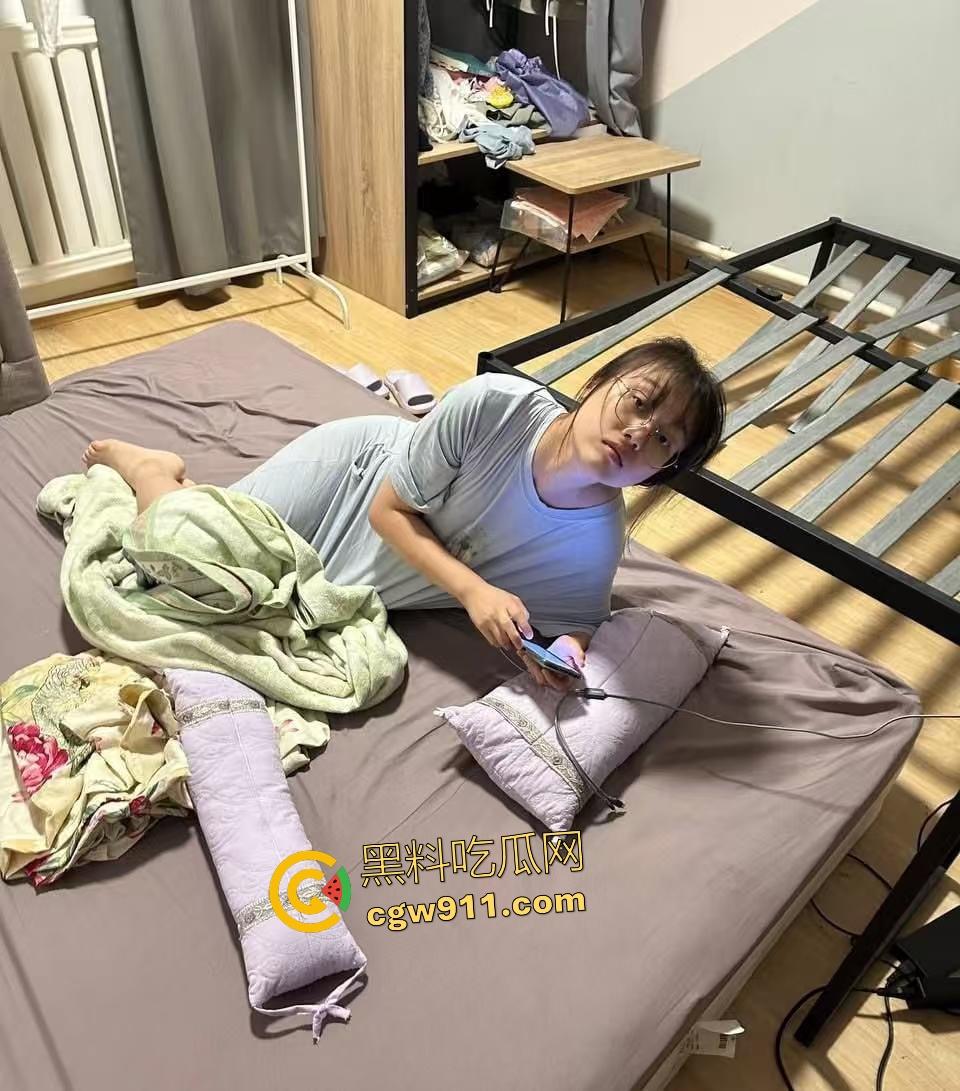 贵州小情侣出租屋偷爽，捆绑情趣衣搞得女孩想起身却被按，最后只能臣服大鸡巴！-1