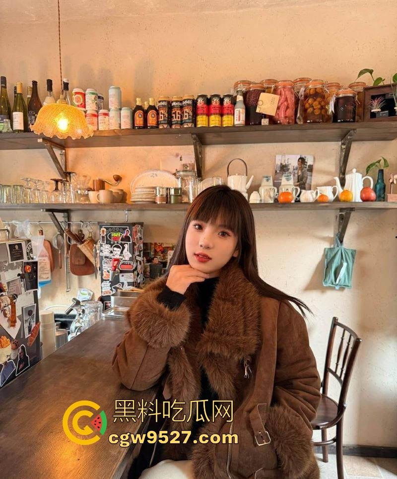 广州微胖反差熟女【李淑晴】边玩手机边被大屌打桩猛干，C杯美乳晃动，湿漉白虎蜜穴暴露无遗！-4