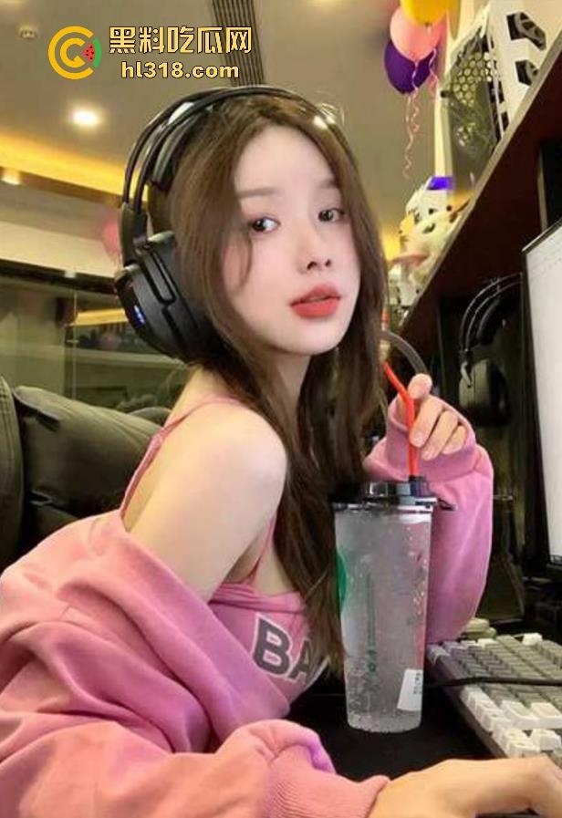 小情侣网吧激情现场直播，两人看着电脑上的黄片忍不住亲自上手实践，男的表现生涩，第一次居然插错地方！-1