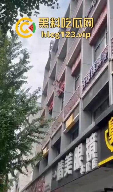 眉山光身跳楼事件！妹子从五楼光溜溜跳下，阿姨们吓得直喊，背后真相到底是什么？-1