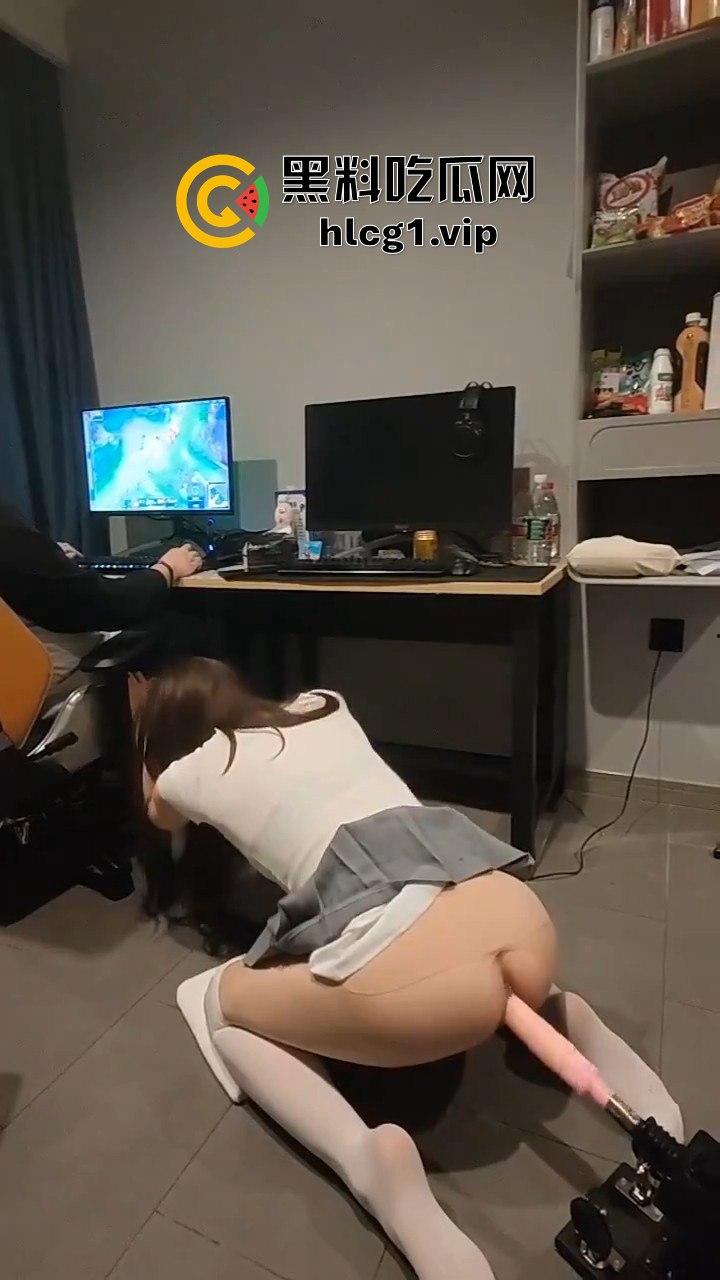 游戏不想被打扰？小哥用炮机哄女友，自顾自打游戏，真是高手！-5