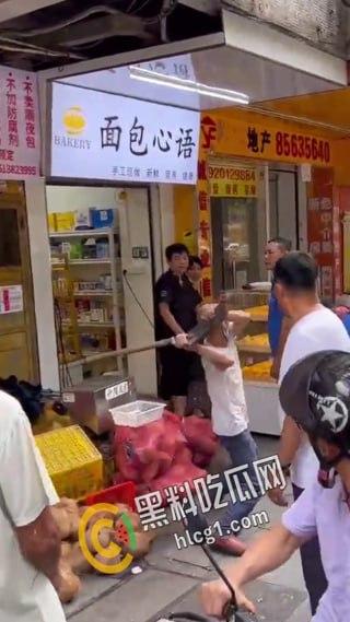 广州市天河区棠德花苑城管与卖椰子的小贩起争执，小贩操起铲子当场爆头 血流不止 大快人心！-5