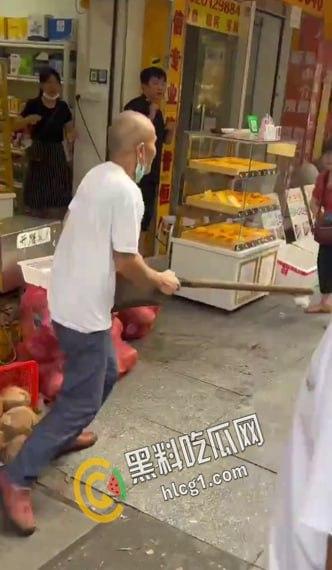 广州市天河区棠德花苑城管与卖椰子的小贩起争执，小贩操起铲子当场爆头 血流不止 大快人心！-6