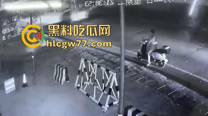 全网热瓜 潮汕大街惊现裸女 广东潮汕小仙女骑车突然停车把自己扒光全裸骑行!-1