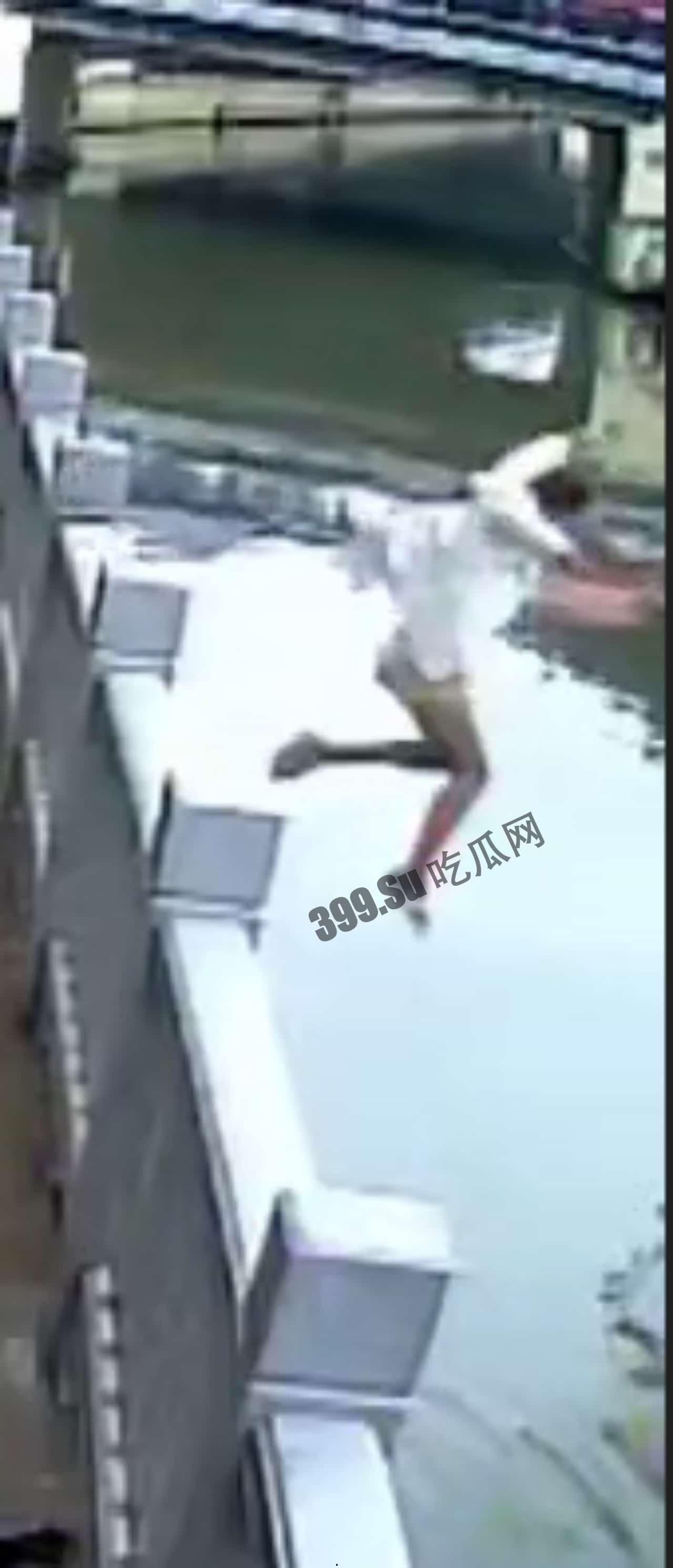 5月3日，广东 佛山 这小姐姐选择这样的一个方式结束自己 #跳河-6