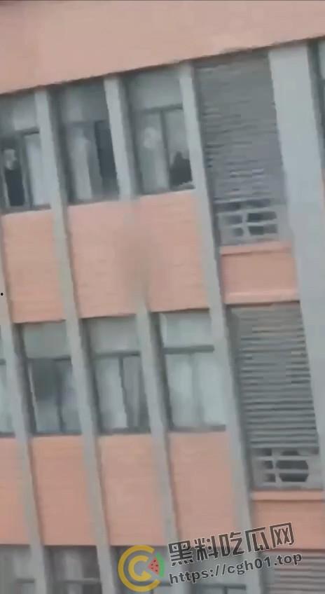大学生版掩耳盗铃！教室内拉上窗帘打炮 外面的人看的一清二楚 整栋楼为其冲刺加油-5