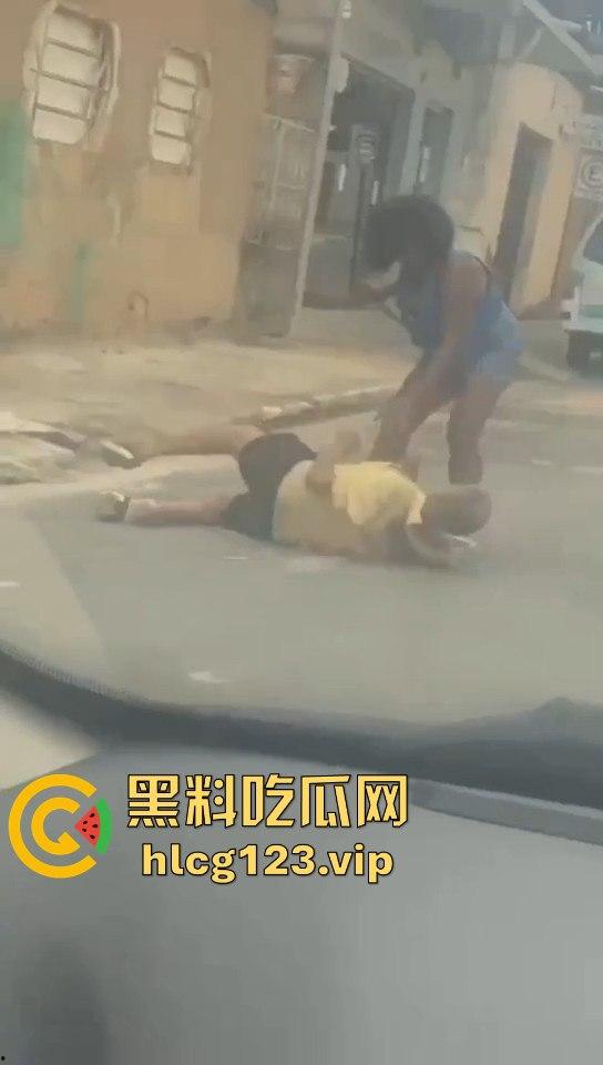 巴西刀妹街头大开杀戒！持刀乱砍，残忍程度堪比暴力片，血流成河！-4