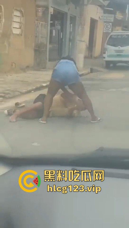 巴西刀妹街头大开杀戒！持刀乱砍，残忍程度堪比暴力片，血流成河！-5