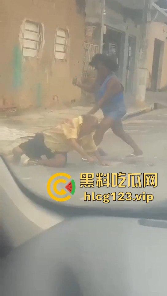 巴西刀妹街头大开杀戒！持刀乱砍，残忍程度堪比暴力片，血流成河！-6