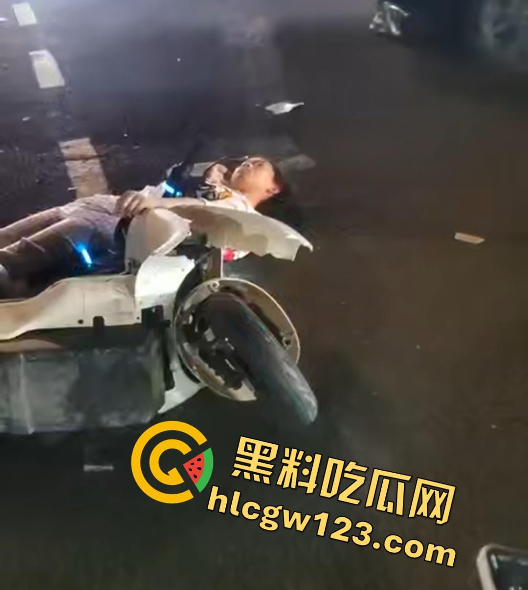 海口琼山精神小妹车祸！小姑娘怕担责直接躺地上装死，差点被货车压断手！-5