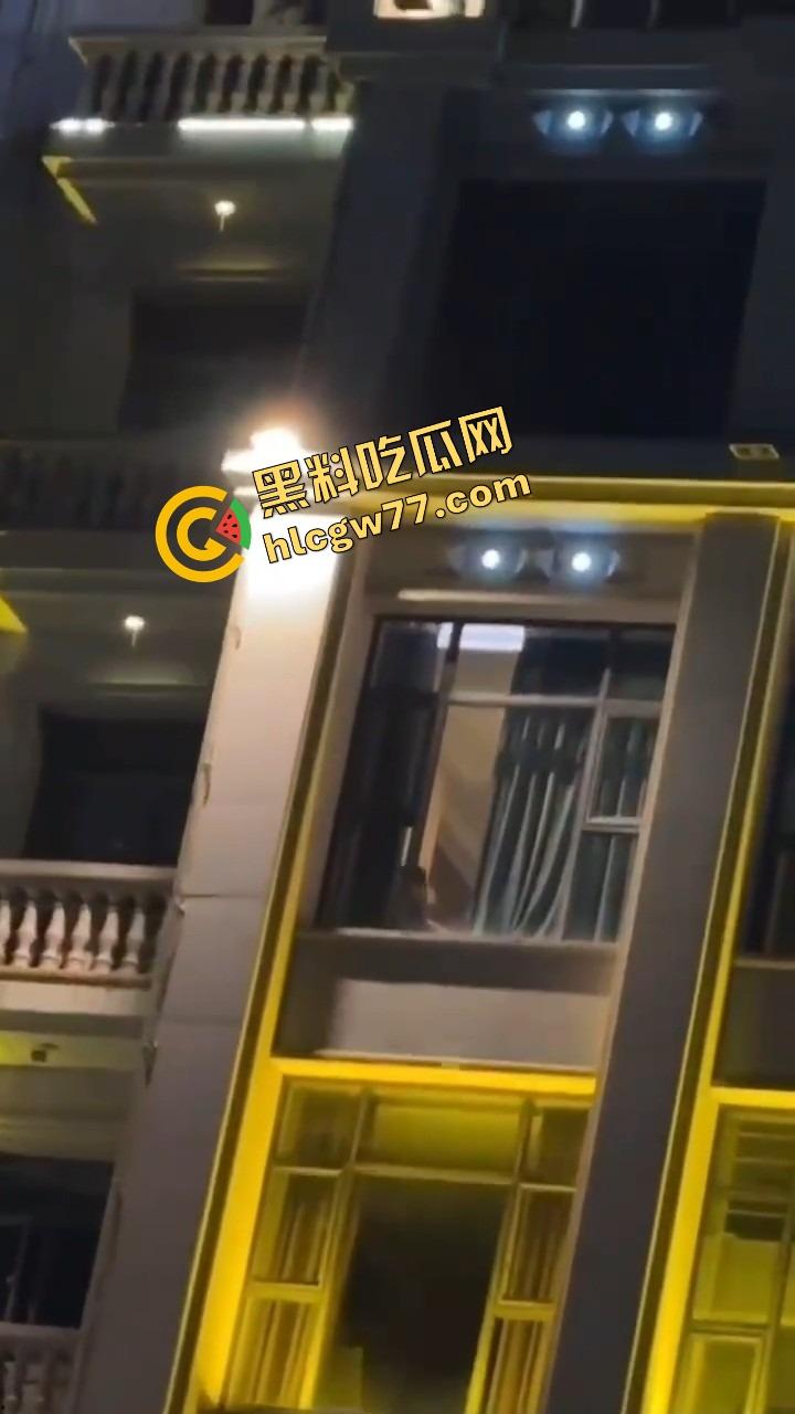 天气热了，干逼就得阳台上搞，窗边开操凉快又环保，低碳环保的激情你懂吗？-6