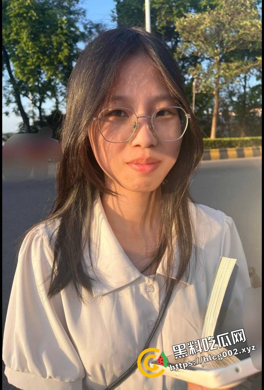 成都音乐学院反差婊曾玲被金主调教成小母狗！制服黑丝足交无套内射 跪地喝尿！-1