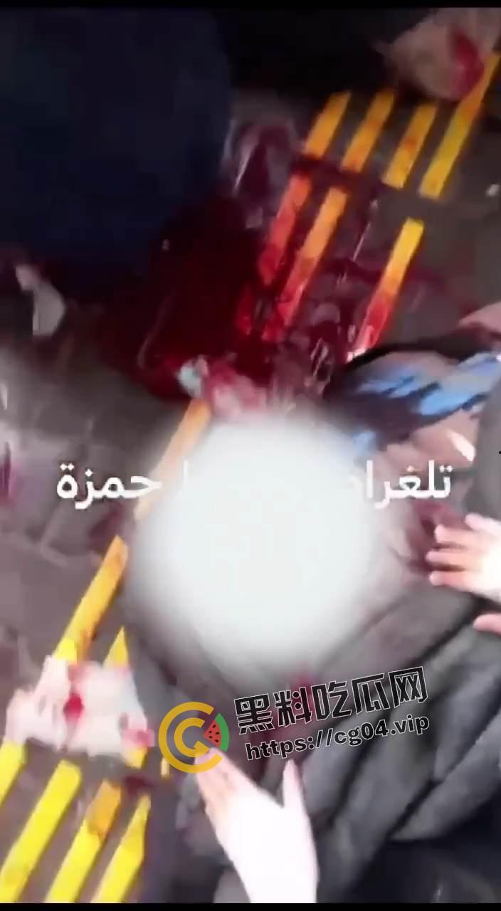 现场画面！血流成河 以色列轰炸加沙南部驻留有大量难民的学校  造成大量伤亡 尸体堆积如山 遍地鲜血-1